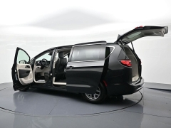 Used 2023  Chrysler Pacifica Touring L FWD at Landmark Auto Credit Center near springfield&comma; IL