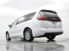 Used 2024  Chrysler Pacifica Touring L FWD at Landmark Auto Credit Center near springfield&comma; IL