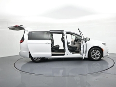 Used 2024  Chrysler Pacifica Limited FWD at Landmark Auto Credit Center near springfield&comma; IL