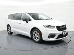 Used 2024  Chrysler Pacifica Limited FWD at Landmark Auto Credit Center near springfield&comma; IL