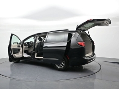 Used 2024  Chrysler Pacifica Touring L FWD at Landmark Auto Credit Center near springfield&comma; IL