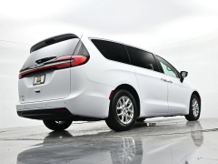 Used 2024  Chrysler Pacifica Touring L FWD at Landmark Auto Credit Center near springfield&comma; IL