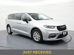 Used 2024  Chrysler Pacifica Touring L FWD at Landmark Auto Credit Center near springfield&comma; IL