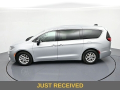 Used 2024  Chrysler Pacifica Touring L FWD at Landmark Auto Credit Center near springfield&comma; IL