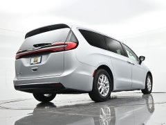 Used 2024  Chrysler Pacifica Touring L FWD at Landmark Auto Credit Center near springfield&comma; IL