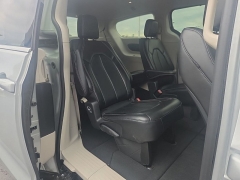 Used 2024  Chrysler Pacifica Touring L FWD at Landmark Auto Credit Center near springfield&comma; IL