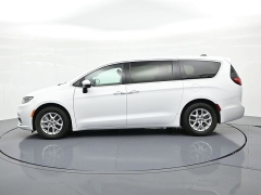 Used 2023  Chrysler Pacifica Touring L FWD at Landmark Auto Credit Center near springfield&comma; IL