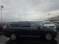 Used 2017  Chrysler Pacifica Touring-L FWD at Landmark Auto Credit Center near springfield&comma; IL