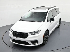 Used 2025  Chrysler Pacifica Limited FWD at Landmark Auto Credit Center near springfield&comma; IL