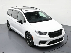 Used 2025  Chrysler Pacifica Limited FWD at Landmark Auto Credit Center near springfield&comma; IL