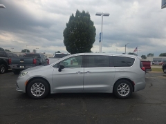 Used 2024  Chrysler Pacifica Touring L FWD at Landmark Auto Credit Center near springfield&comma; IL