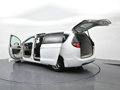 Used 2024  Chrysler Pacifica Touring L FWD at Landmark Auto Credit Center near springfield&comma; IL