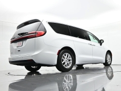 Used 2023  Chrysler Pacifica Touring L FWD at Landmark Auto Credit Center near springfield&comma; IL