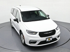 Used 2024  Chrysler Pacifica Touring L FWD at Landmark Auto Credit Center near springfield&comma; IL