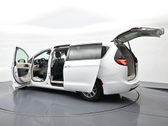 Used 2023  Chrysler Pacifica Touring L FWD at Landmark Auto Credit Center near springfield&comma; IL