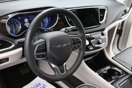 Used 2023  Chrysler Pacifica Limited FWD at Landmark Auto Credit Center near springfield&comma; IL