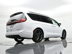 Used 2025  Chrysler Pacifica Limited FWD at Landmark Auto Credit Center near springfield&comma; IL