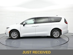 Used 2023  Chrysler Pacifica Touring L FWD at Landmark Auto Credit Center near springfield&comma; IL