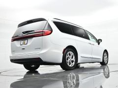 Used 2023  Chrysler Pacifica Limited FWD at Landmark Auto Credit Center near springfield&comma; IL