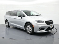 Used 2024  Chrysler Pacifica Touring L FWD at Landmark Auto Credit Center near springfield&comma; IL