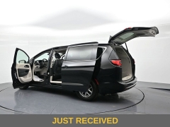 Used 2024  Chrysler Pacifica Touring L FWD at Landmark Auto Credit Center near springfield&comma; IL