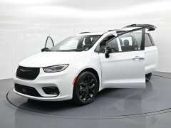 Used 2025  Chrysler Pacifica Limited FWD at Landmark Auto Credit Center near springfield&comma; IL