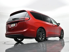 Used 2025  Chrysler Pacifica Limited FWD at Landmark Auto Credit Center near springfield&comma; IL