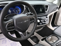 Used 2024  Chrysler Pacifica Touring L FWD at Landmark Auto Credit Center near springfield&comma; IL
