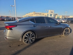 Used 2021  Nissan Altima 2&period;0 SR Sedan at Landmark Auto Credit Center near springfield&comma; IL