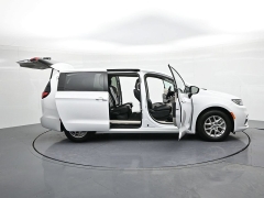 Used 2024  Chrysler Pacifica Touring L FWD at Landmark Auto Credit Center near springfield&comma; IL