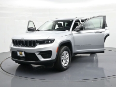 Used 2023  Jeep Grand Cherokee Laredo 4x4 at Landmark Auto Credit Center near springfield&comma; IL