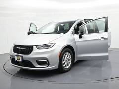 Used 2024  Chrysler Pacifica Touring L FWD at Landmark Auto Credit Center near springfield&comma; IL
