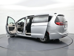 Used 2024  Chrysler Pacifica Touring L FWD at Landmark Auto Credit Center near springfield&comma; IL