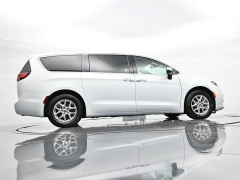Used 2023  Chrysler Pacifica Touring L FWD at Landmark Auto Credit Center near springfield&comma; IL
