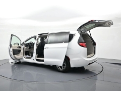Used 2024  Chrysler Pacifica Limited FWD at Landmark Auto Credit Center near springfield&comma; IL