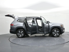 Used 2025  Volkswagen Atlas 2&period;0T SE w&sol;Technology FWD at Landmark Auto Credit Center near springfield&comma; IL