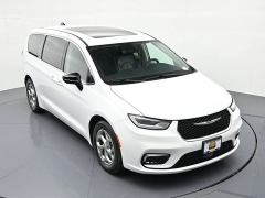 Used 2024  Chrysler Pacifica Limited FWD at Landmark Auto Credit Center near springfield&comma; IL