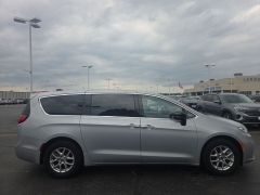 Used 2024  Chrysler Pacifica Touring L FWD at Landmark Auto Credit Center near springfield&comma; IL