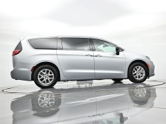 Used 2024  Chrysler Pacifica Touring L FWD at Landmark Auto Credit Center near springfield&comma; IL
