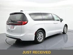 Used 2023  Chrysler Pacifica Touring L FWD at Landmark Auto Credit Center near springfield&comma; IL