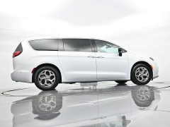 Used 2024  Chrysler Pacifica Limited FWD at Landmark Auto Credit Center near springfield&comma; IL