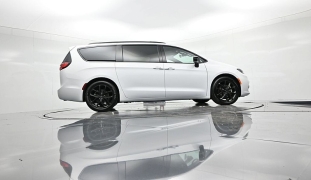 Used 2025  Chrysler Pacifica Limited FWD at Landmark Auto Credit Center near springfield&comma; IL