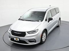 Used 2024  Chrysler Pacifica Touring L FWD at Landmark Auto Credit Center near springfield&comma; IL
