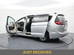 Used 2024  Chrysler Pacifica Touring L FWD at Landmark Auto Credit Center near springfield&comma; IL