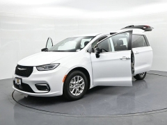 Used 2024  Chrysler Pacifica Touring L FWD at Landmark Auto Credit Center near springfield&comma; IL