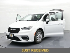 Used 2023  Chrysler Pacifica Touring L FWD at Landmark Auto Credit Center near springfield&comma; IL