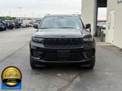 Used 2024  Jeep Grand Cherokee Altitude 4x4 at Landmark Auto Credit Center near springfield&comma; IL