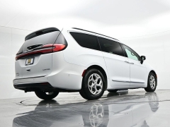Used 2023  Chrysler Pacifica Limited FWD at Landmark Auto Credit Center near springfield&comma; IL