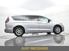 Used 2024  Chrysler Pacifica Touring L FWD at Landmark Auto Credit Center near springfield&comma; IL
