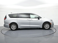 Used 2024  Chrysler Pacifica Touring L FWD at Landmark Auto Credit Center near springfield&comma; IL